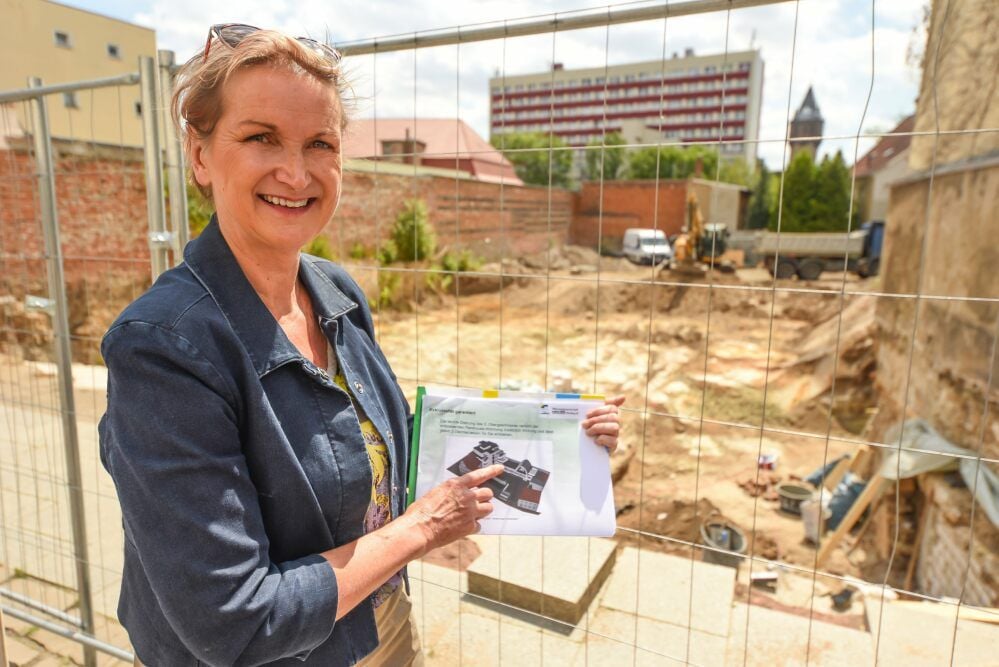 Barbara Schneider zeigt die Pläne für das neue Wohn- und Geschäftshaus an der Gotthardstraße.