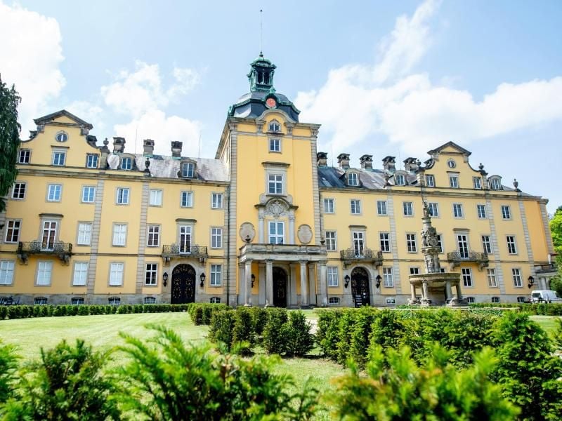 Das Schloss Bückeburg ist heute Stammsitz des Hauses Schaumburg-Lippe. Einige Räume können auch jetzt von Besuchern besichtigt werden. Foto: Hauke-Christian Dittrich/dpa