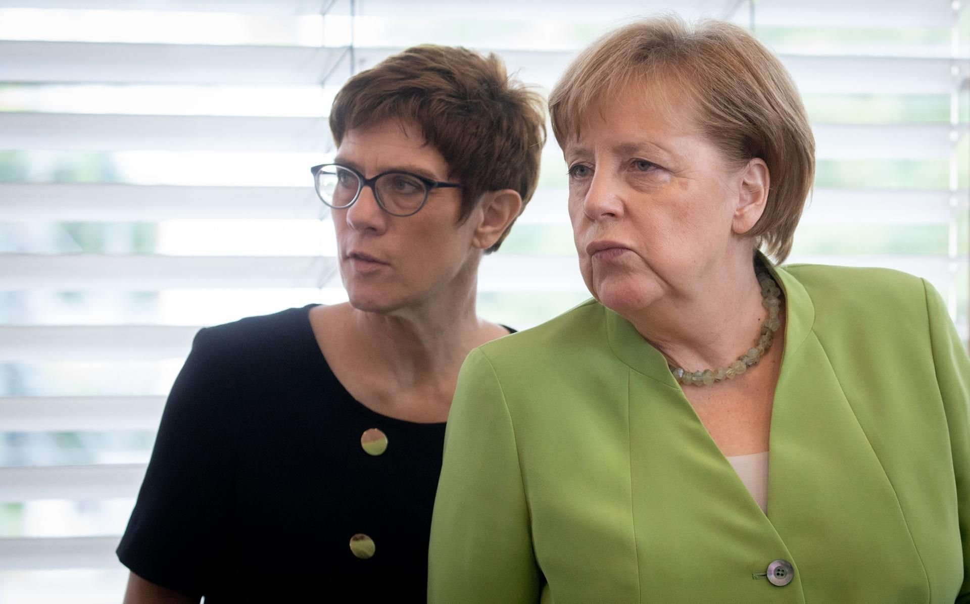 CDU-Generalsekretärin Annegret Kramp-Karrenbauer (l.) und Bundeskanzlerin Angela Merkel