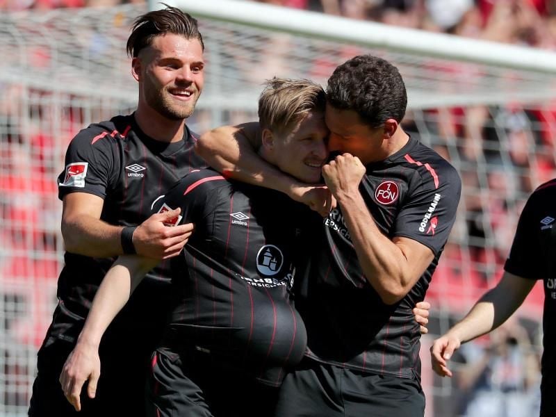 Dme ersten Platz näher gekommen: Die Club-Profis feiernden Sieg gegen Heidenheim. Foto: Daniel Karmann