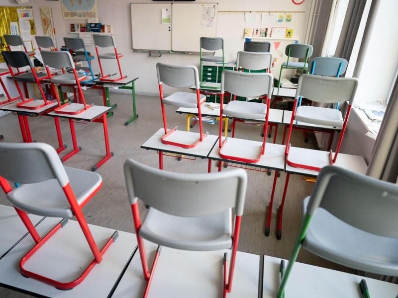 Stühle stehen in einer Schule auf den Tischen. Foto: Kay Nietfeld/dpa/Symbolbild