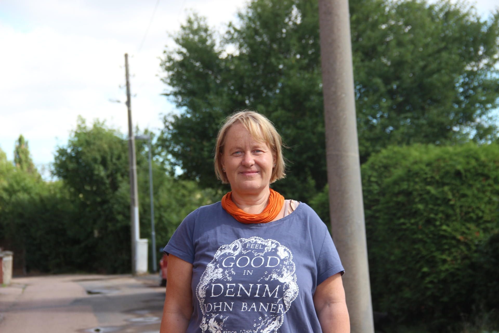 Iris Franke vor einem der Strommasten, auf denen sich die Schwalben im Spätsommer sammeln.