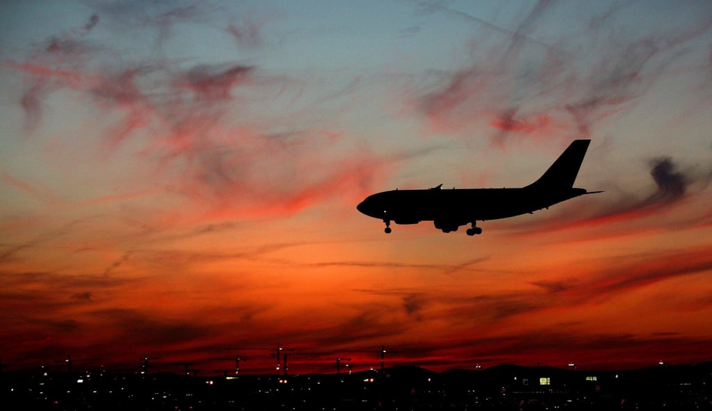 Ein Flugzeug im Landeanflug.