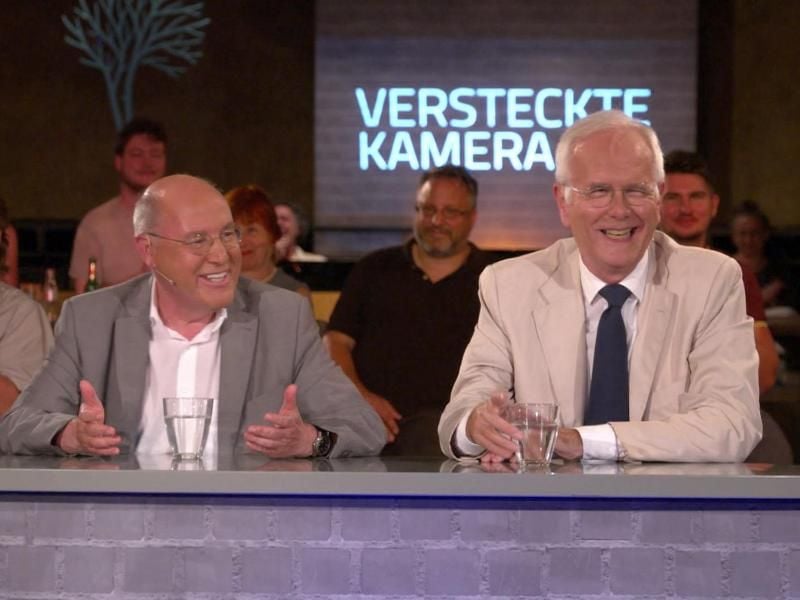 Gregor Gysi und Harald Schmidt spielen sich die Bälle zu. Foto: TVNOW
