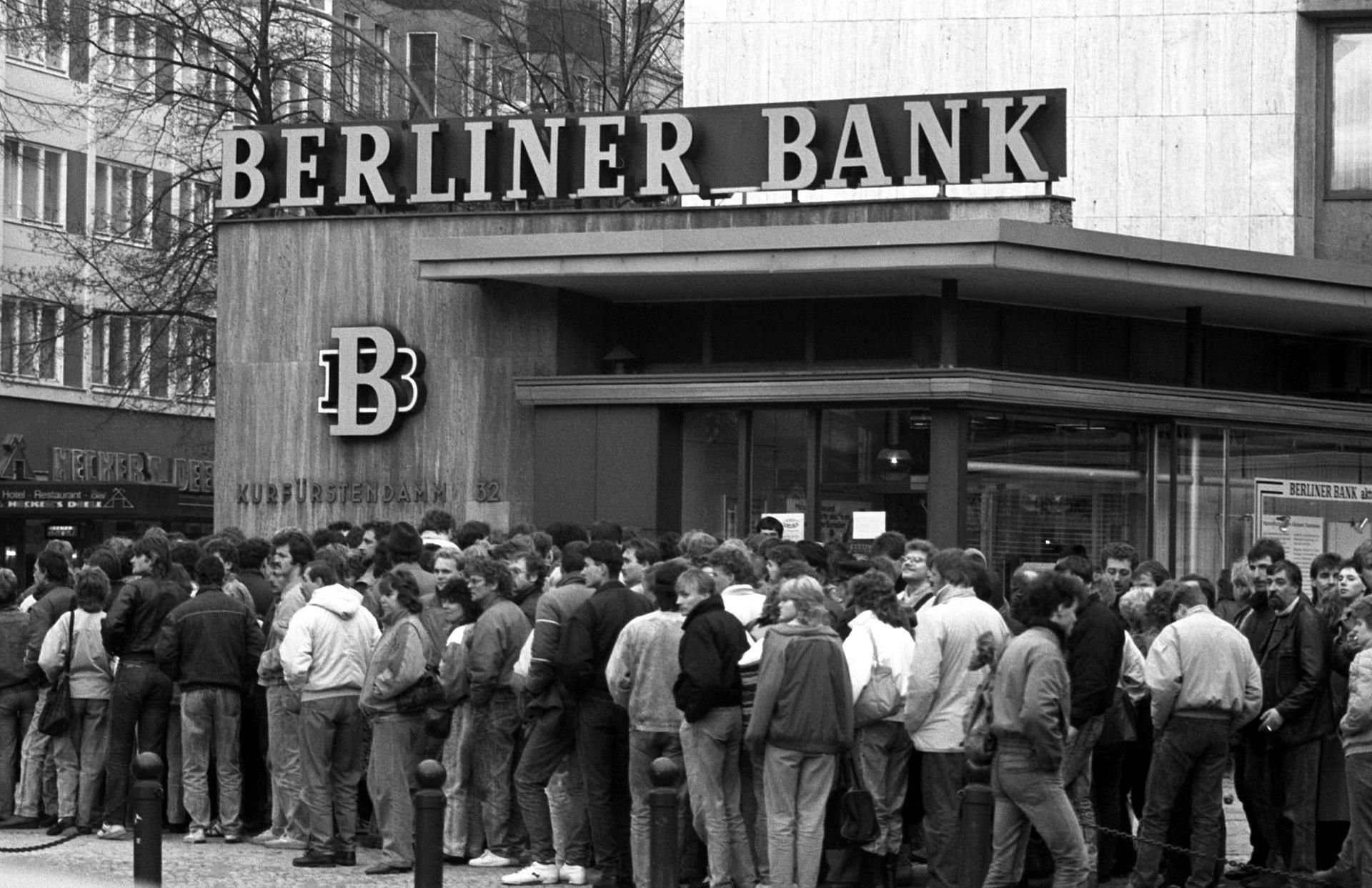 DDR-Bürger drängen sich am 11.11.1989 vor einer Filiale der Berliner Bank für 100 DM Begrüßungsgeld.