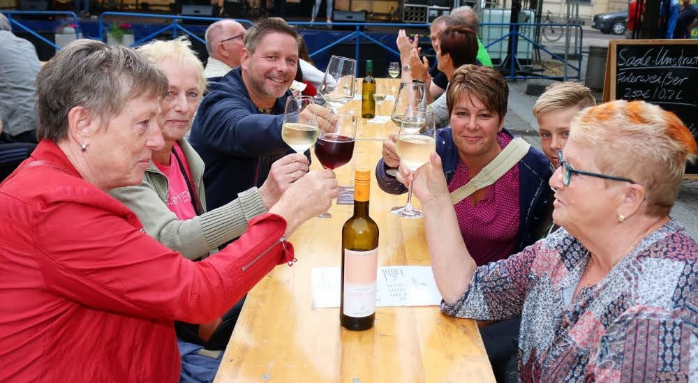 Ob aus Bernburg, Staßfurt oder Braunschweig - bei einem Glas Wein lässt es sich gut gemeinsam feiern.