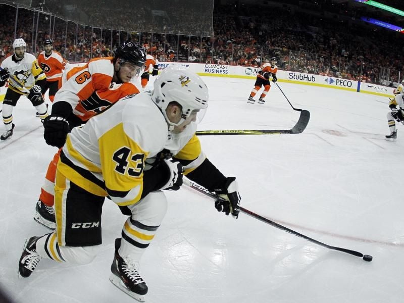 Conor Sheary (v.) schirmt den Puck gegen Philadelphias Travis Sanheim ab. Foto: Tom Mihalek/AP