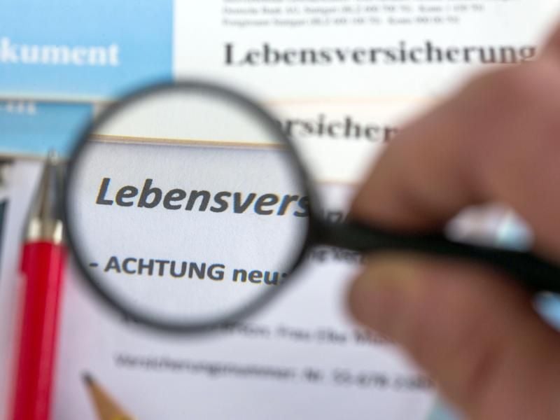 Verbraucher, die eine Lebensversicherung zwischen Mitte 1994 und Ende 2007 abgeschlossen haben, sollten ihren Vertrag prüfen. Foto: Jens Büttner/dpa-Zentralbild/dpa