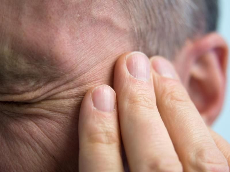 Kopfschmerzen und Schwindel können Anzeichen für eine Gehirnerschütterung sein. Wer daran leidet, braucht zwei Tage Ruhe. Foto: Andrea Warnecke/dpa-tmn