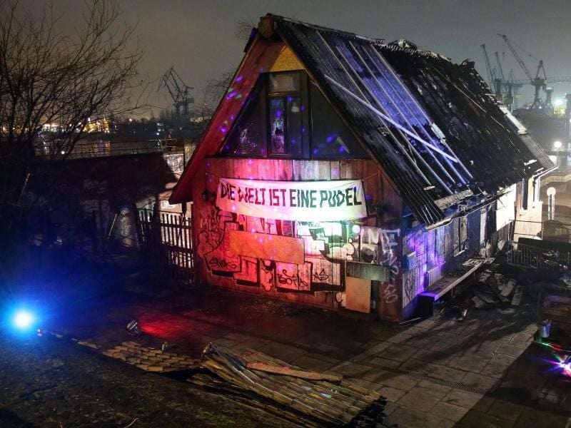 Eine Demonstration für den Wiederaufbau des „Golden Pudel Clubs”. Foto: Bodo Marks/Archiv