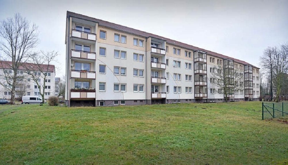 Die linken Balkone unterscheiden sich noch von den anderen.