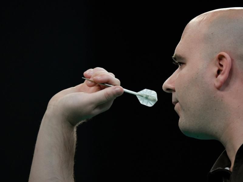 Steht bei der Darts-Team-WM im Achtelfinale: Rob Cross. Foto: Ina Fassbender