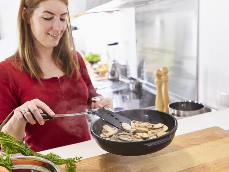 Pilze sind ideal für Freunde der schnellen Küche: Kurz putzen, in Scheiben schneiden und braten – fertig ist die Mahlzeit! Foto: GMH/BDC/dpa-tmn