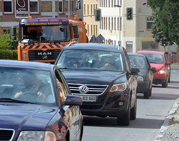 Auto stehen im Stau vor der Baustellenampel auf der Staßfurter Höhe in Aschersleben.
