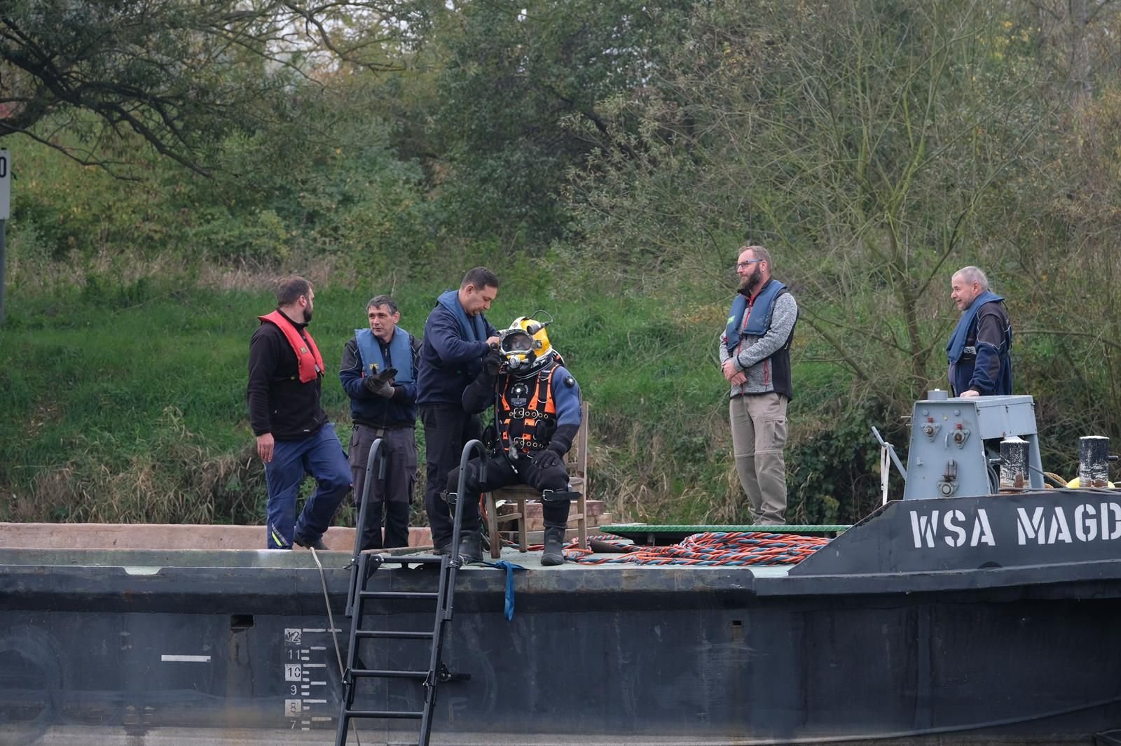 Taucher steigen in das kühle Nass: Auf der Saale an der Röpziger Brücke hat am Mittwochmorgen eine Bergungsaktion des Wasserstraßen- und Schifffahrtsamtes (WSA) begonnen.