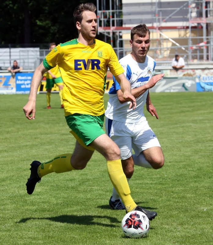 Tom Fraus (hinten) verliert Laufduell und Spiel gegen Thomas Thönnessen.