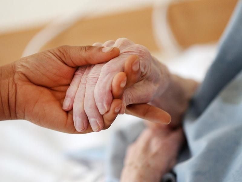 Die soeben verabschiedete Reform der Intensivpflege sieht u.a. vor, verbindliche Qualitätsvorgaben für die Intensivpflege zu Hause festzuschreiben. Foto: Oliver Berg/dpa