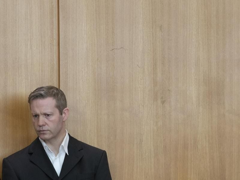 Der Hauptangeklagte im Lübcke-Prozess, Stephan Ernst, wartet auf den Verhandlungsbeginn. Foto: Boris Roessler/dpa pool/dpa