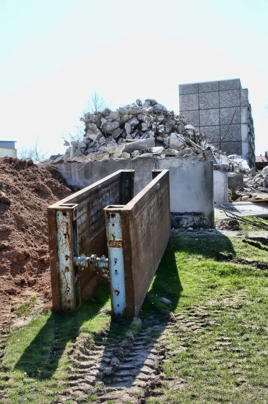 Sangerhausen: Von dem Wohnblock ist nur noch ein Betonberg übrig.
