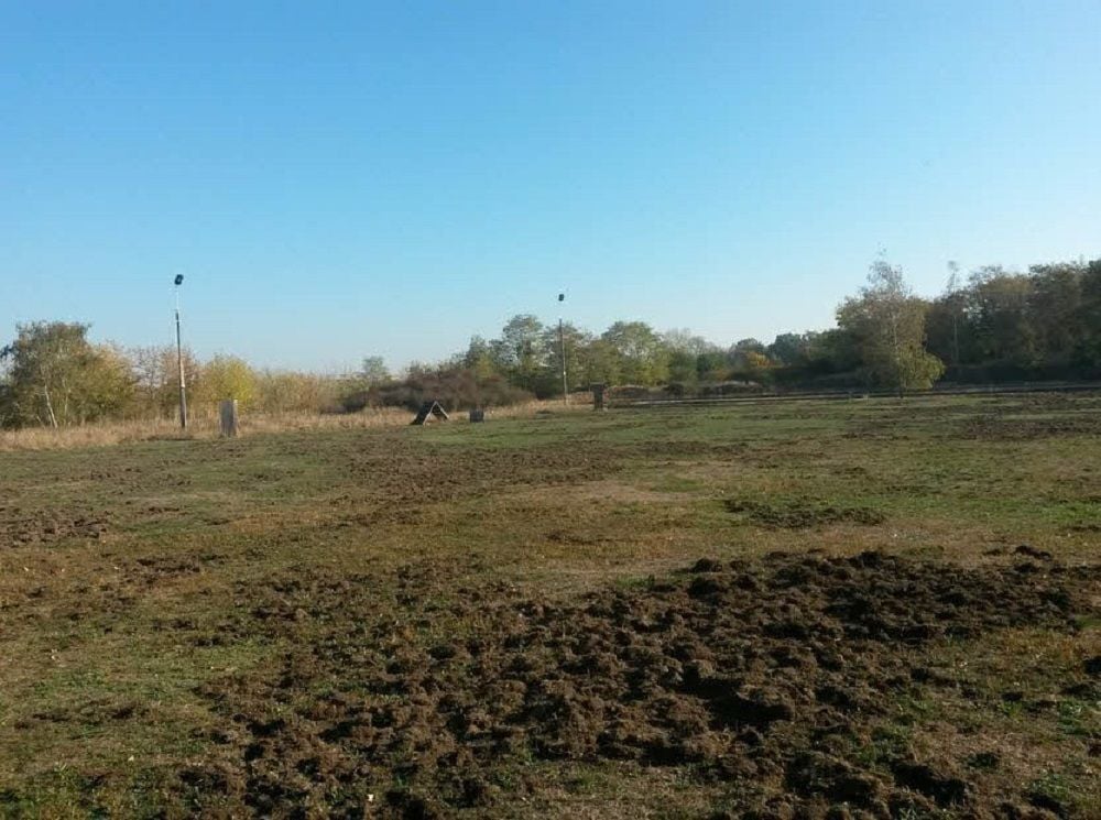 Der frisch umgeflügte Hunde-Trainingsplatz bei Mosigkau.