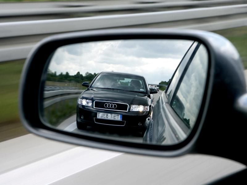 Die Lichthupe darf nur benutzt werden, um vor Gefahren zu warnen - Drängler auf der Autobahn haben schlechte Karten. Foto: Patrick Pleul