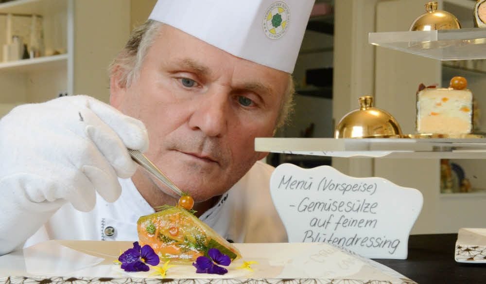 Erfolgreicher Spitzenkoch Bernd Lücke tritt am Samstag das letzte Mal bei Olympia an. Er strebt nach Gold - mit raffiniertem Fingerfood.