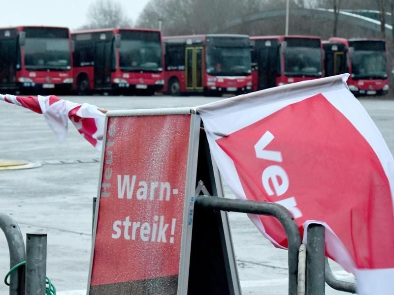 Ein Schild "Warnstreik" steht am Depot der Kieler Verkehrsgesellschaft. Foto: Carsten Rehder/dpa/Archivbild