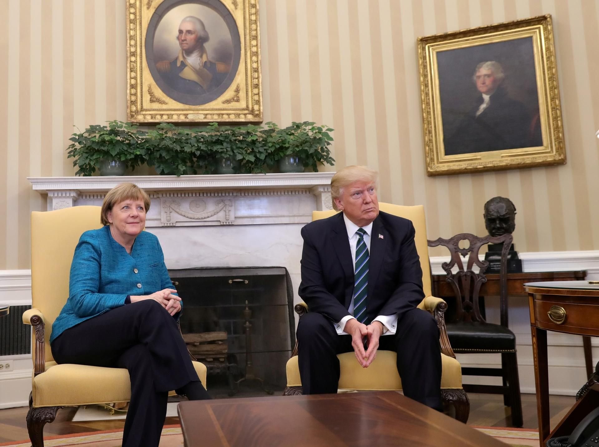 Merkel bei ihrem Besuch im Oval Office – US-Präsident Trump mit angedeuteter Raute in der Handhaltung.