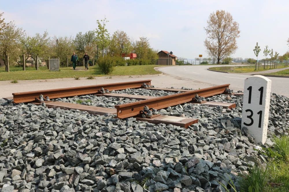 Das Denkmal erinnert an die einstige Kyffhäuser-Kleinbahn.