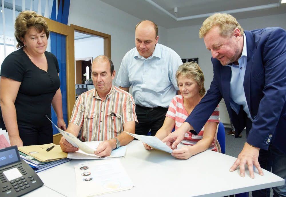 Uwe Wolf (r.) und Michael Pechmann (3.v.r.) leiten eine der größten Zeitarbeitsfirmen in Sachsen-Anhalt. Carola Rullert (2.v.r.) ist seit mittlerweile zehn Jahren Zeitarbeiterin, Kurth Bernhard war bis zu seinem Renteneintritt angestellt.