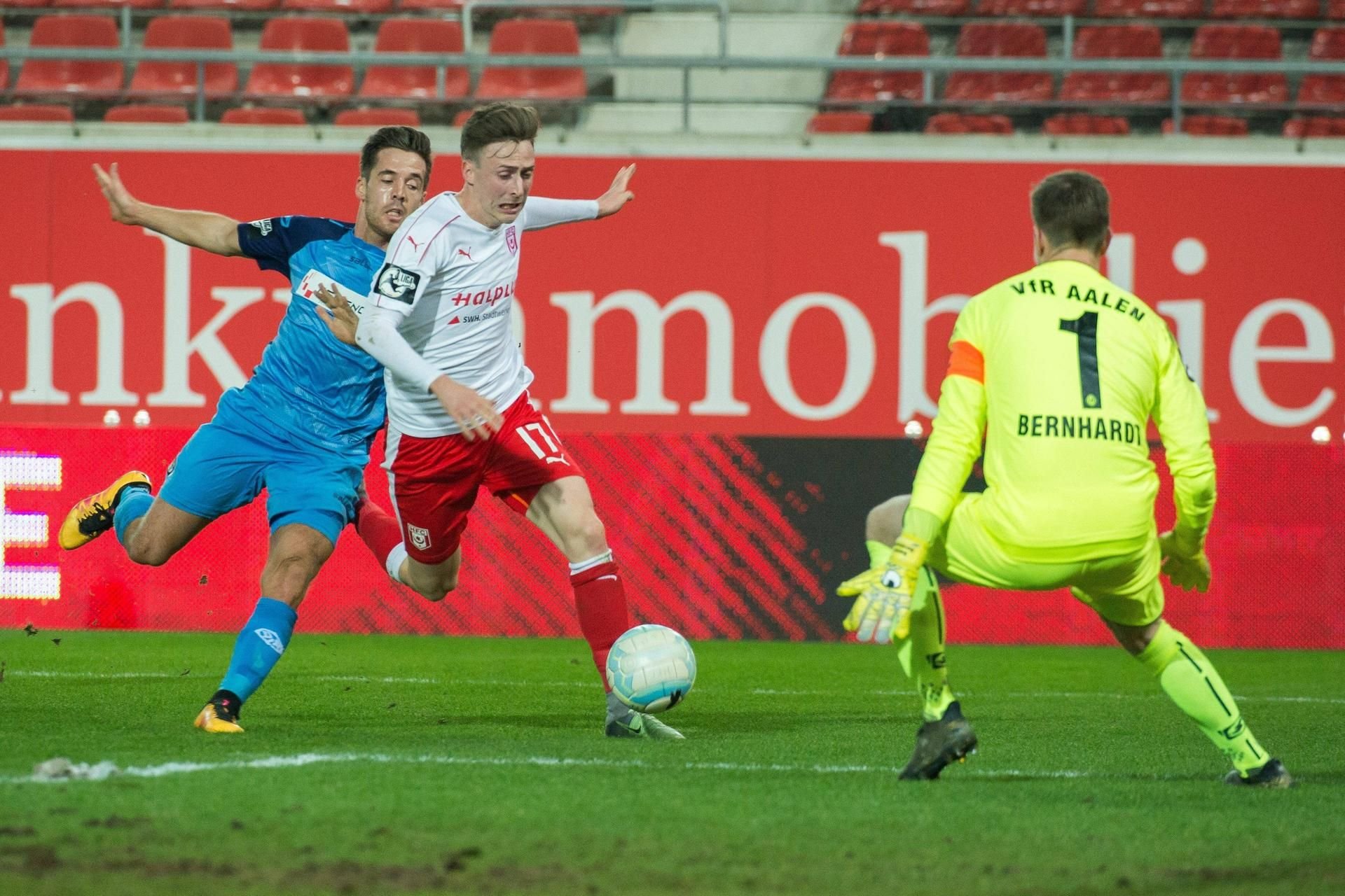 Martin Röser läuft auf Aalens Torwart Bernhardt zu, verzieht aber