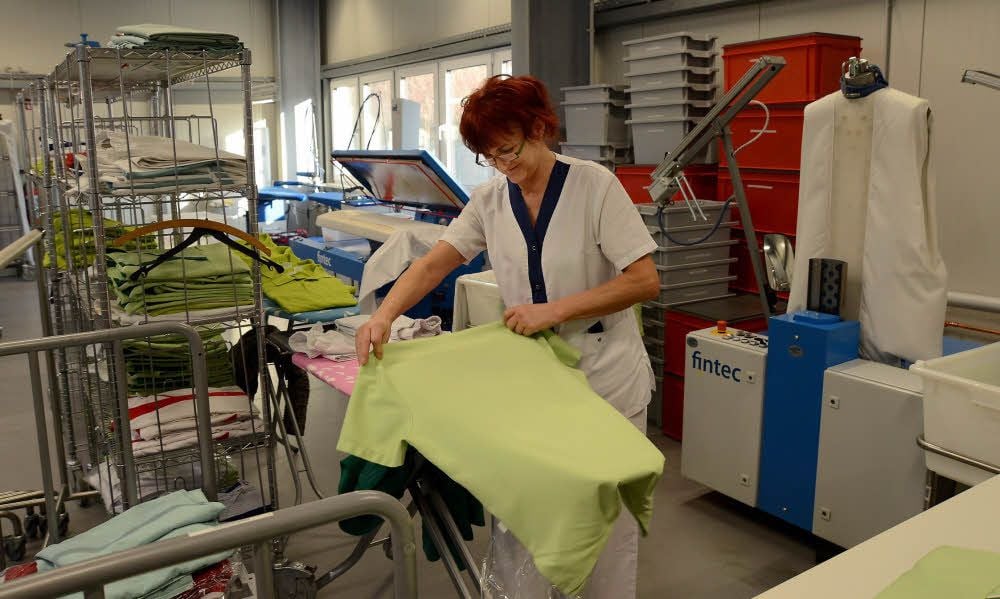 Burgunde Jahr-Köhler ist für die Aufbereitung von Dienstbekleidung zuständig.