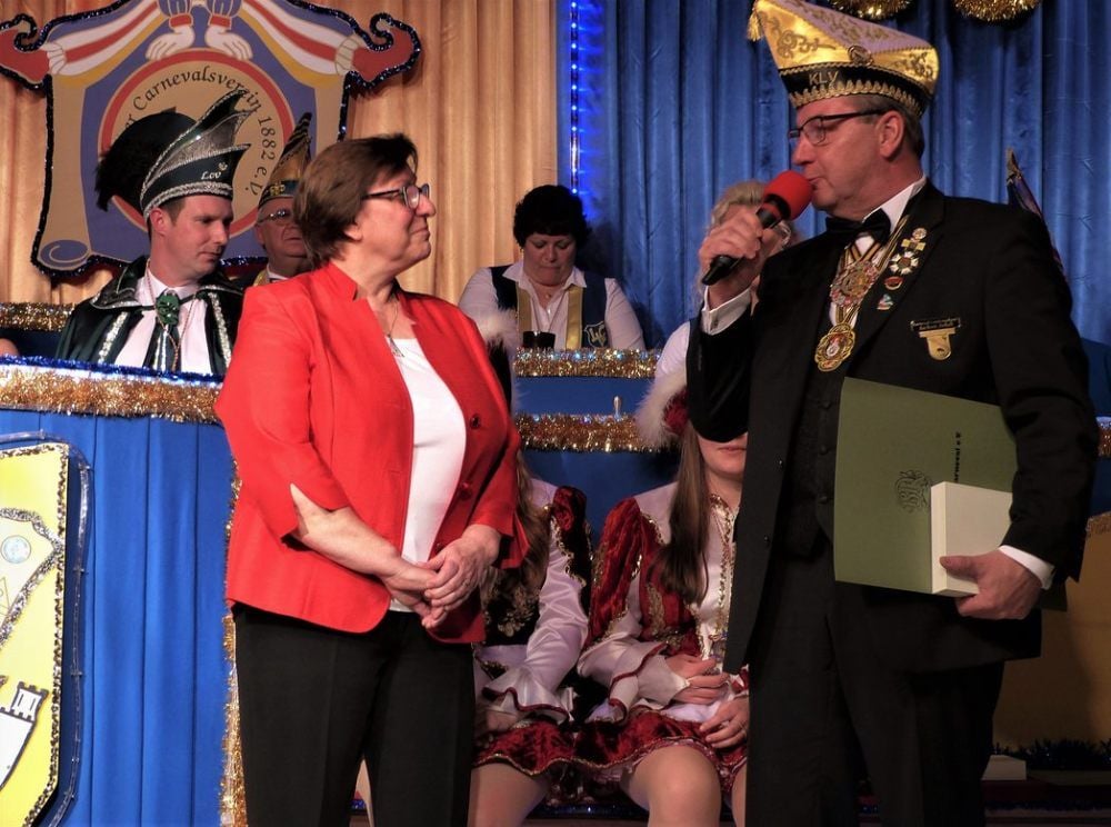 Maritta Pietzsch ist 40 Jahre dabei, der Präsident des Karneval-Landesverbandes, Dirk Vater, gratuliert ihr.