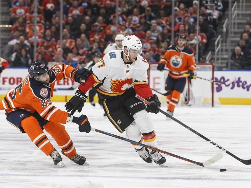 Flames-Profi Mark Jankowski (r) schirmt den Puck gegen Darnell Nurse ab. Foto: Jason Franson/The Canadian Press