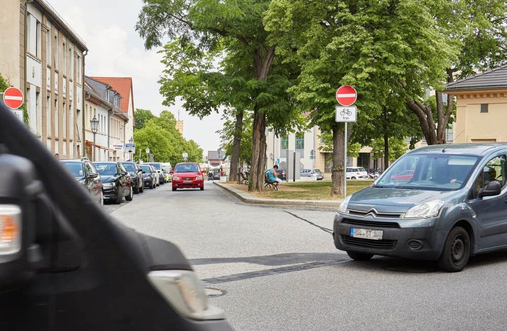Wer den verkehrsberuhigten Bereich am Lindenplatz verlässt (rotes Auto), muss laut der neuesten Interpretation der Straßenverkehrsordnung an der Einmündung vor der Stadtinformation allen anderen Verkehrsteilnehmern die Vorfahrt gewähren. Die Rechts-vor-Links-Regel gilt nicht mehr.