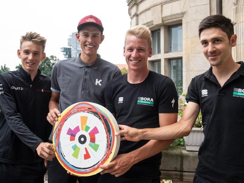 Die deutschen Stars bei der Deutschland Tour: Pressekonferenz: Lennard Kämna (l-r), Nils Pollitt, Pascal Ackermann und Emanuel Buchmann. Foto: Bernd Thissen