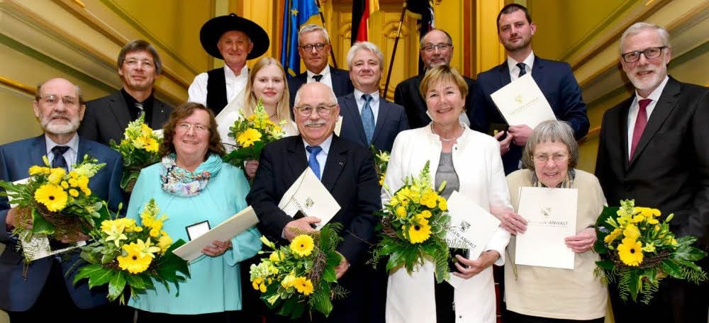 Die Ehrennadel für Europa-Engagement wurde zwölf Sachsen-Anhaltern verliehen, auch Guido Puhlmann (2.v.l).