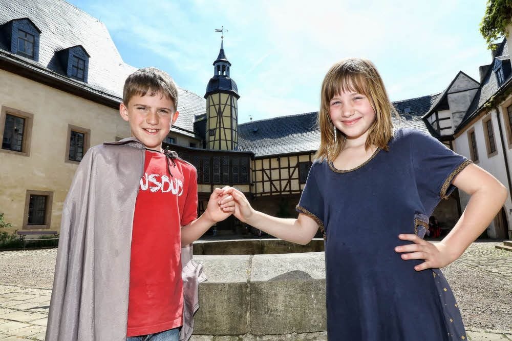 Martha und Alexander, beide aus der 4. Klasse aus Köthen, haben sich als mittelalterliches Brautpaar verkleidet. In den Brunnen sollen Brautpaare künftig den Schlüssel zu ihrem Liebesschloss reinwerfen.