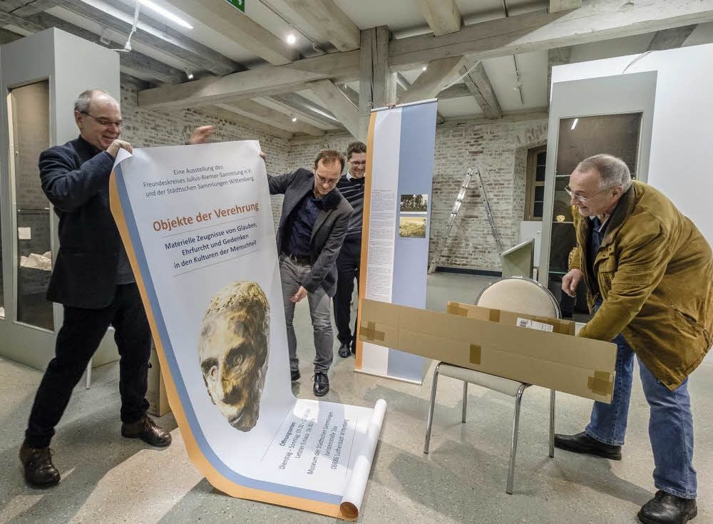 Das wird kein Kniefall von Rudolf Wasmeier (re.) vor den Objekten der Verehrung. Andreas Wurda (li.), Michael Solf, Nils Seethaler und er betrachten die Plakate, die gerade eingetroffen sind.