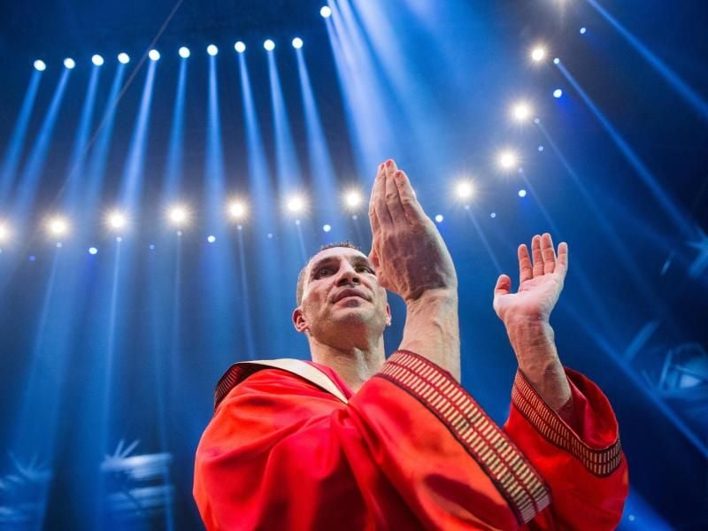 Der ukrainische Boxer Wladimir Klitschko bedankt sich 2015 in Düsseldorf nach dem Kampf gegen Tyson Fury. Foto: Rolf Vennenbernd