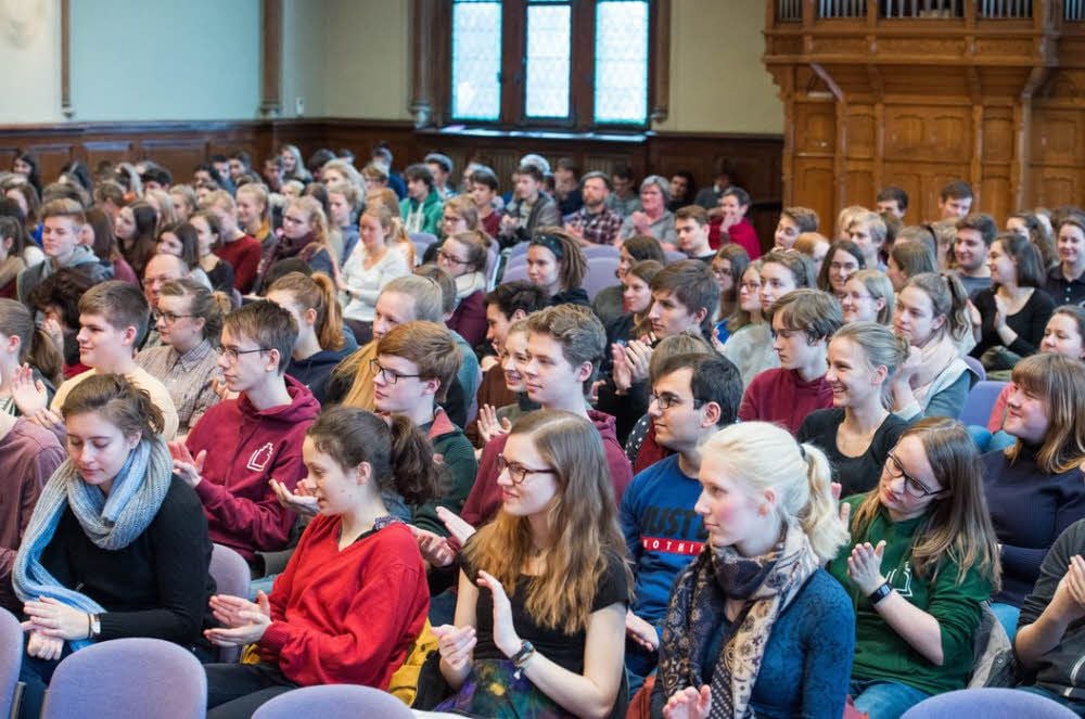 Die Aula in der Landesschule Pforta ist gut gefüllt. Zum Vortrag sind alle Klassen eingeladen. Im Anschluss steht ein Workshop auf dem Programm.