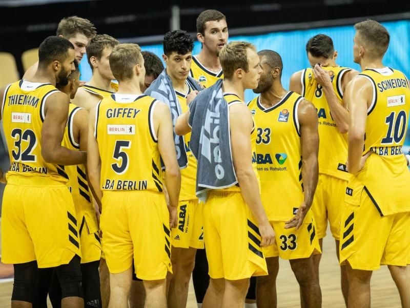 Der deutsche Meister Alba Berlin hat sein erstes Saisonspiel in der Basketball-Bundesliga gewonnen. Foto: Andreas Gora/dpa