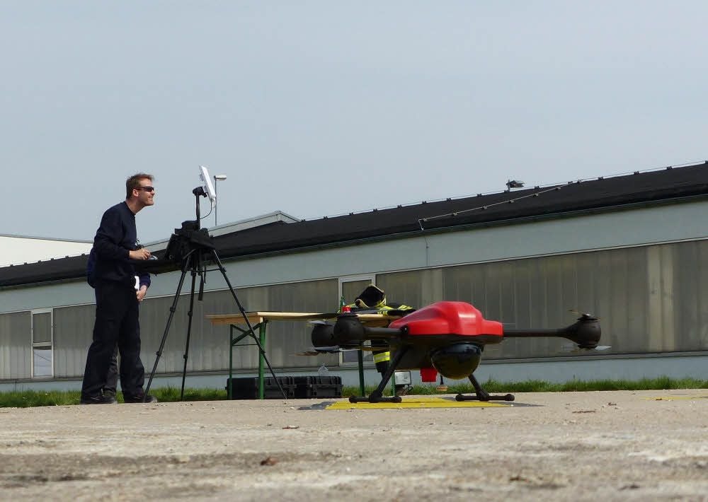 Man sieht der Drohne nicht an, was alles für Technik in ihr steckt. Sie kann analysieren, fotografieren und auch Videos aufnehmen. Ihr Erfinder Yorck Rackow steuert sie.