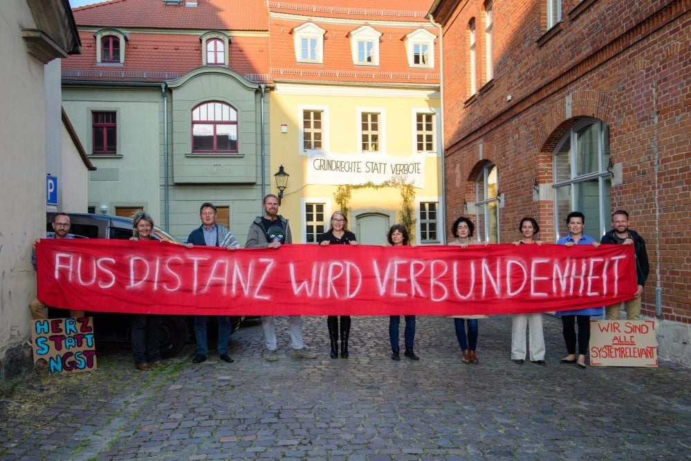 Unter dem auf rotes Tuch geschriebenen Motto lädt die Gruppe, die den coronabedingten Einschränkungen skeptisch gegenüber steht, zur dritten Demonstration auf den Naumburger Marktplatz ein. Die Mitglieder weisen Vorwürfe zurück, Aluhelme zu sein oder extremen Gruppen anzugehören.