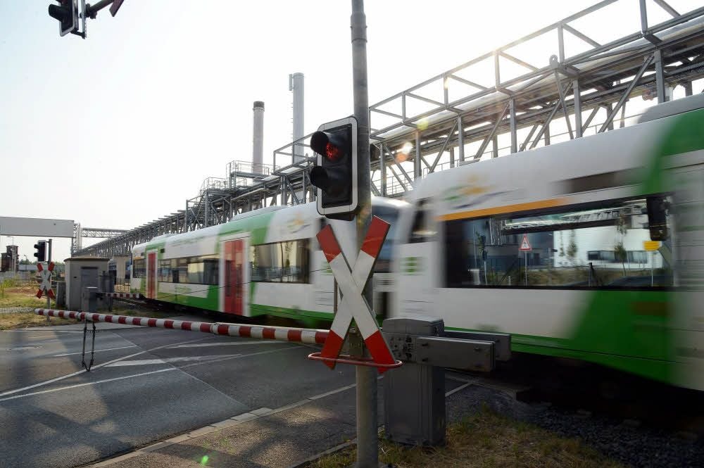 Am Bahnübergang bei Südzucker fahren stündlich die Züge nach Leipzig und nach Gera. Für Kinder, die hier spielen, birgt das Gefahren.