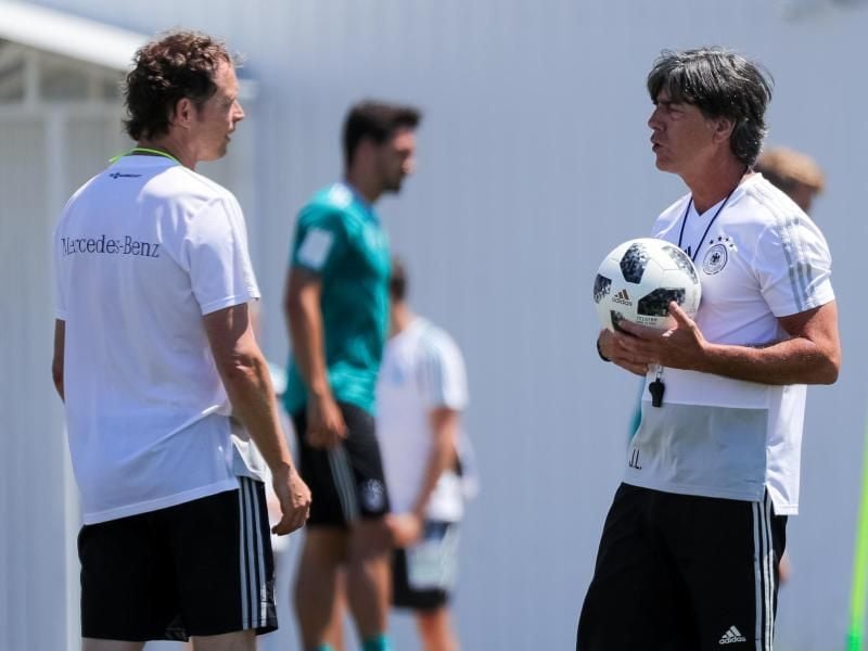 Zwiegespräch Löw (r) beim Austausch mit Assistenztrainer Marcus Sorg. Foto: Christian Charisius