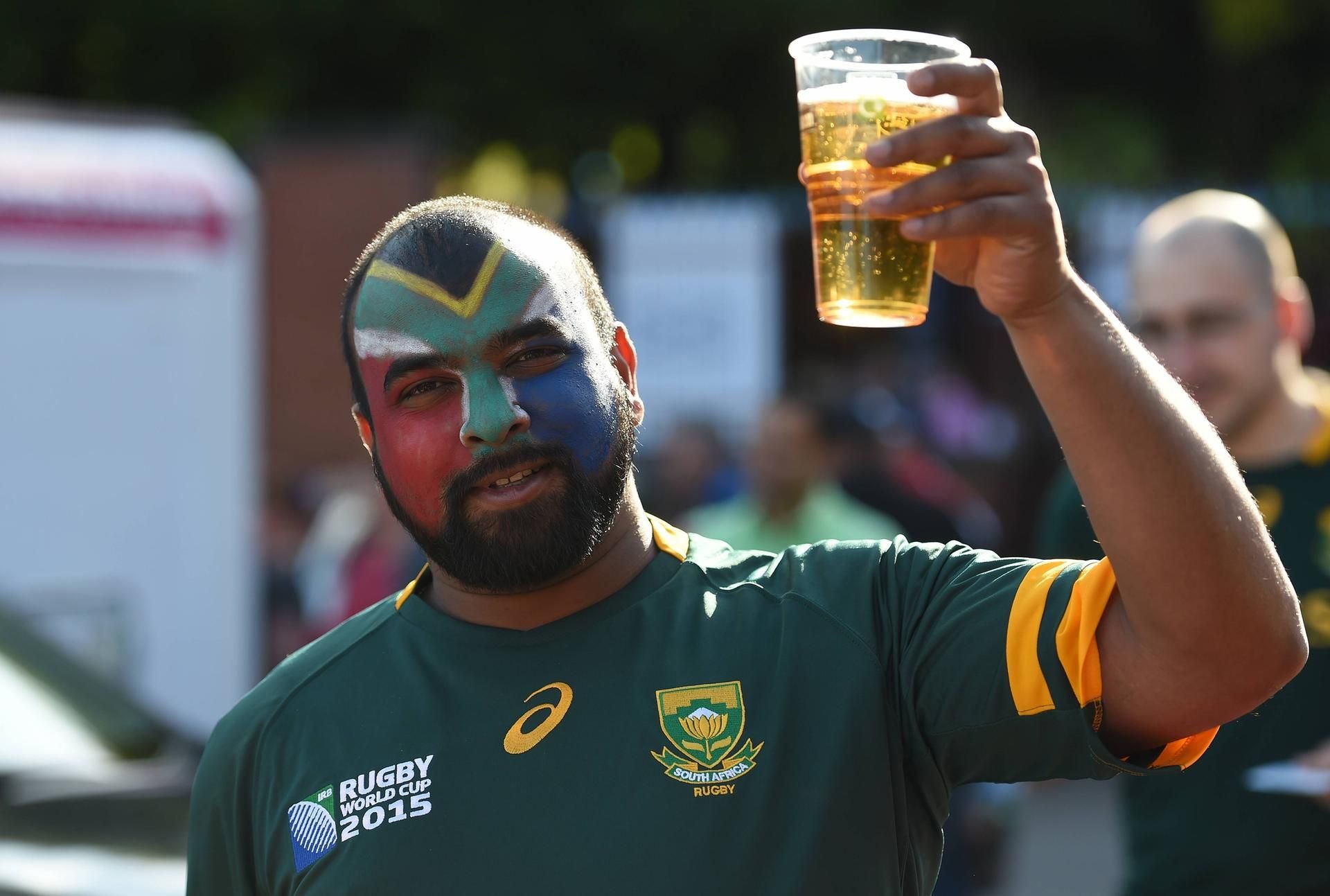 Ein südafrikanischer Rugby-Fan trinkt ein Bier vor einem WM-Spiel 2015 in Birmingham.