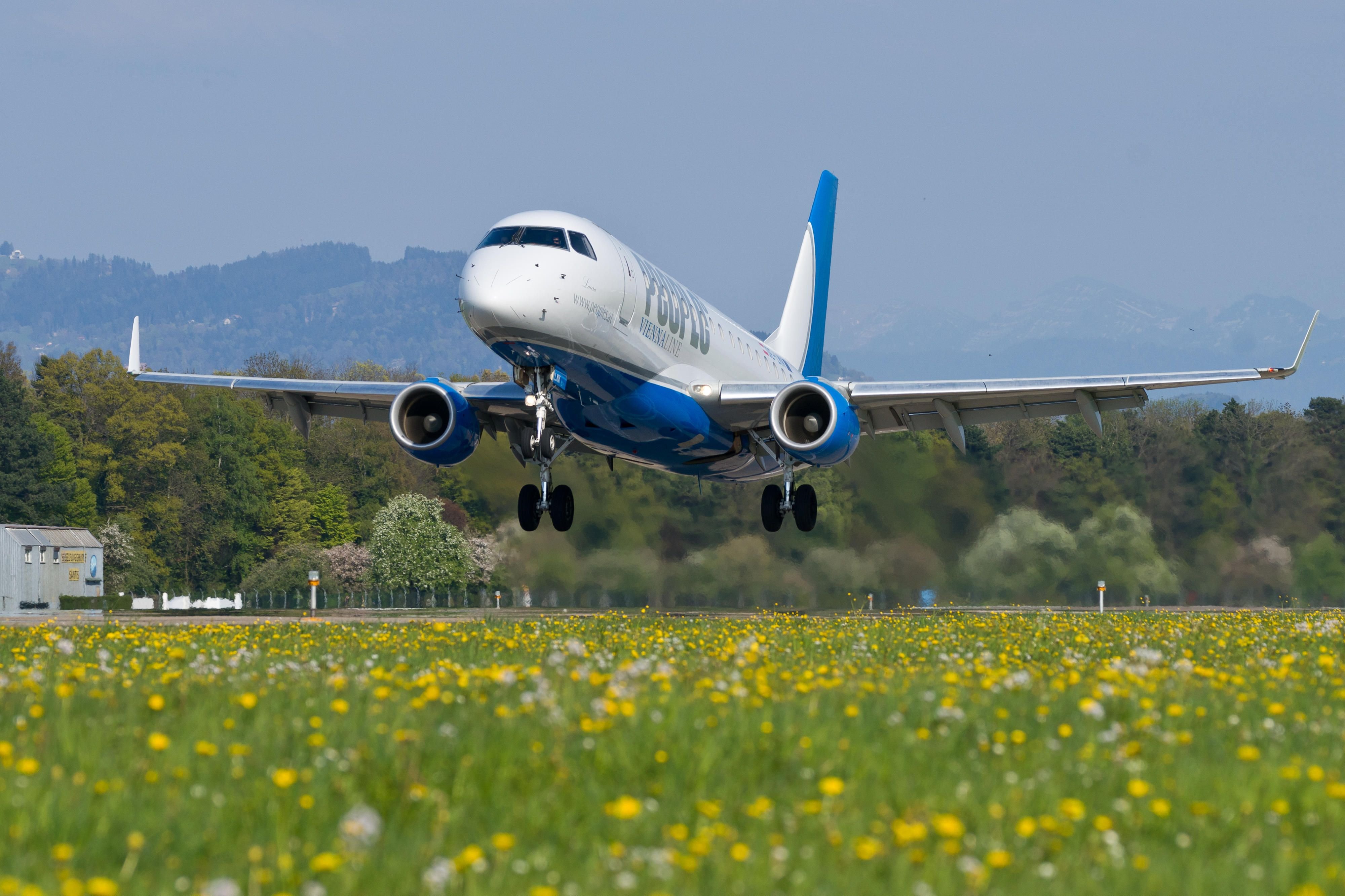 Die österreichische Fluggesellschaft People's Air fliegt vom 2. November an aus dem schweizerischen St. Gallen/Altenrhein über den Bodensee ins deutsche Friedrichshafen.
