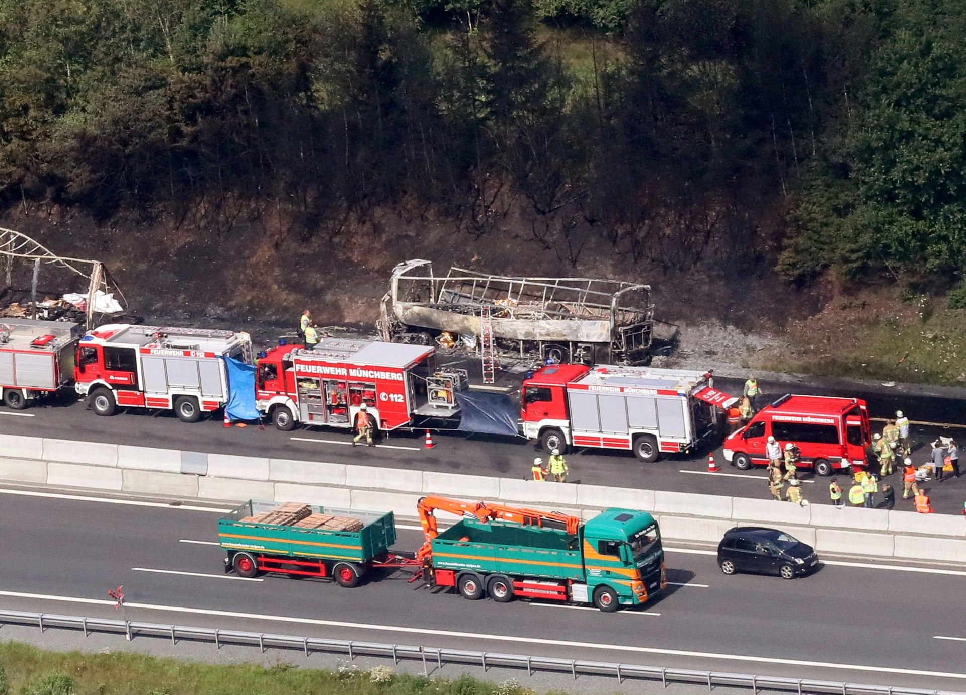 Das Luftbild zeigt die Unfallstelle bei Münchberg (Bayern) . 18 Menschen kamen bei dem Unfall ums Leben.