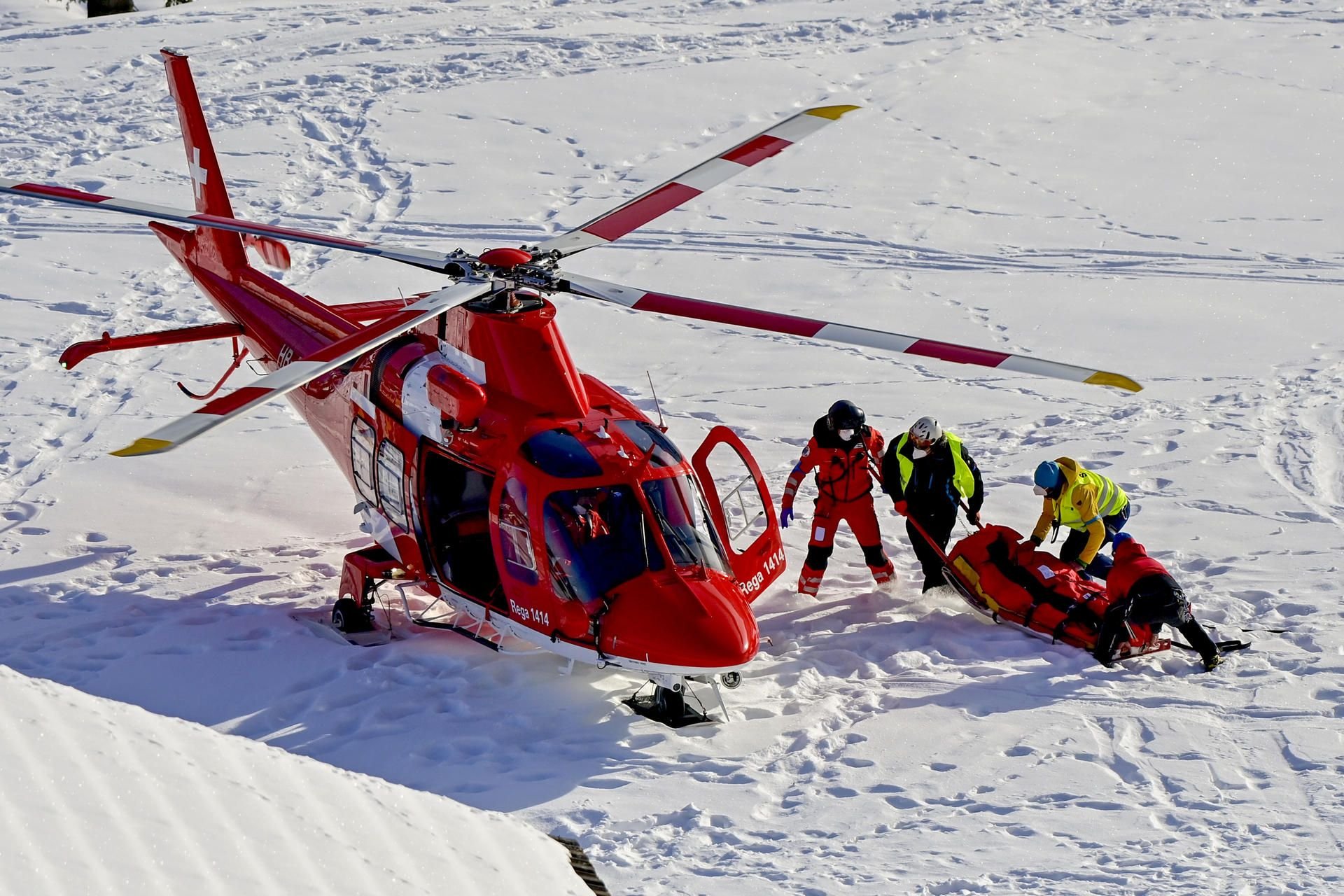 Skifahrer Tommy Ford wird nach seinem schweren Sturz in Adelboden in einen Rettungshubschrauber verladen.